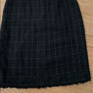 A classic & elegant tweed skirt